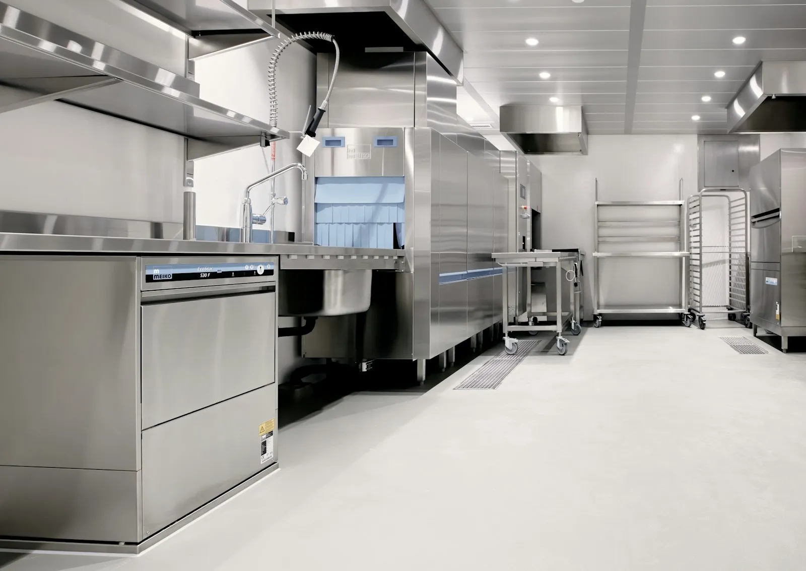 Cuisine professionnelle en inox avec ses hottes d'extraction au plafond