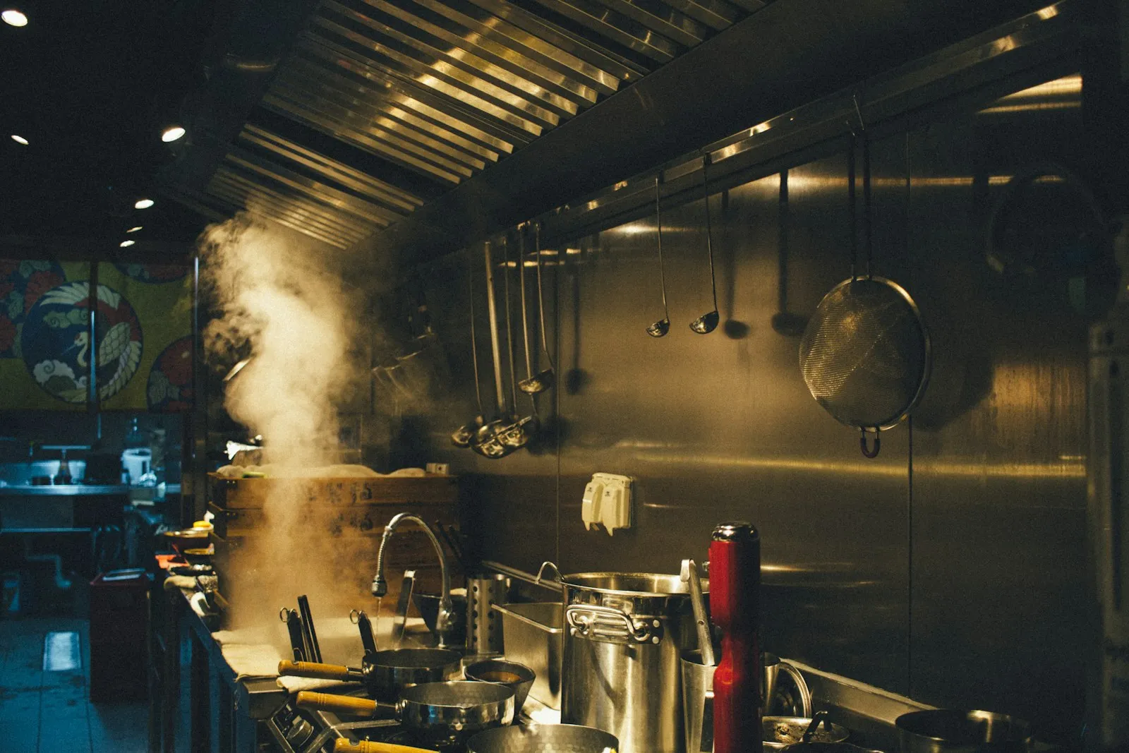 Cuisine professionnelle en plein service, vapeur sous la hotte
